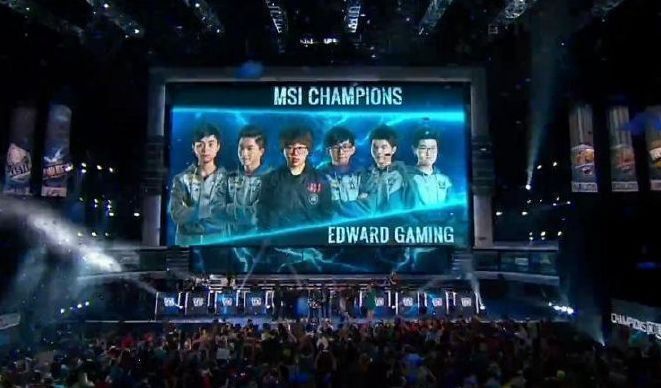 兄弟水晶谈论了 LPL 的现状：现在真的很难取得成绩。选手、教练和管理层必须优秀！