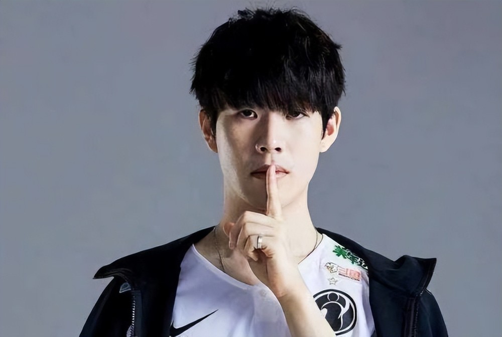 第三局为什么选豹女？ rookie ：选豹女就是自己玩，给我拖时间发育