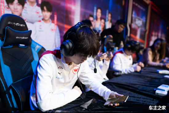 库里来了？ Peyz 吉格斯投中三分球扳平比分， JD Gaming 取得领先